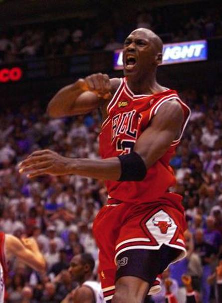 Michael Jordan d l&#39;addio ai Chicago Bulls: il mito della Nba annuncia che lascer il basket dopo 6 titoli. Ma torner nel 2001 con i Wizards. Ap